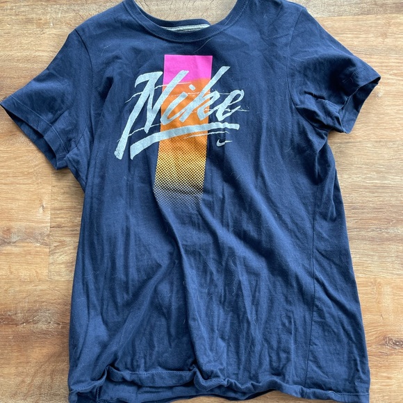 Woman’s Nike Shirt - Picture 1 of 1